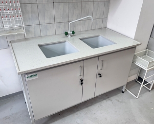 Stół do mycia w szkolnej pracowni chemicznej